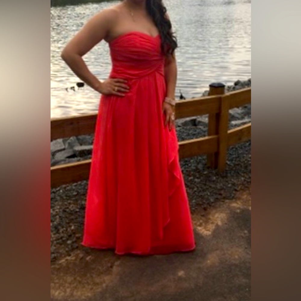 Wedding guess dress, strapless bodice to the full circle skirt.
